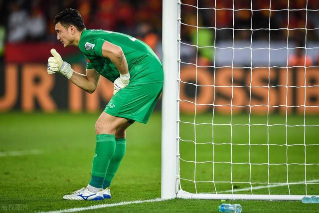 恩比德被驱逐76人险胜马刺 热火胜篮网止3连败