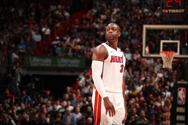 林加德社媒晒怀抱女儿照片：节日快乐